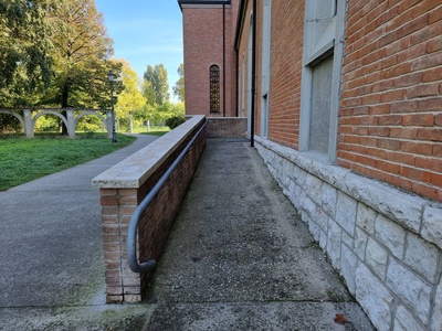 Foto 39 - Rampa di accesso laterale alla chiesa