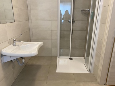 Bagno accessibile, particolare lavandino e doccia