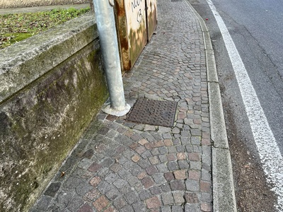 Photo 58 - Sidewalk narrowing due to light pole