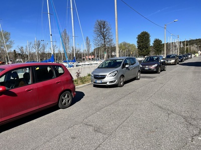 Foto 1 - Partenza del percorso, presenza di parcheggi (nessuno riservato a persone con disabilità)