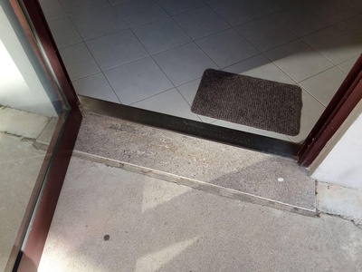 Ingresso secondario, dettaglio soglia