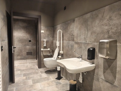 Bagno accessibile, vista verso ingresso