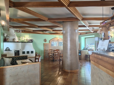 Bar, vista dall'ingresso
