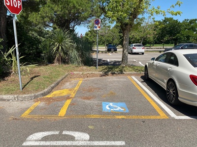 Parcheggio con pavimentazione sconnessa