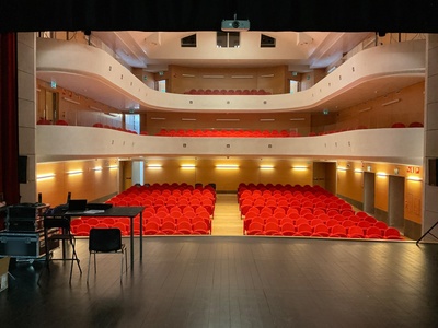 Palcoscenico e vista su platea e gallerie