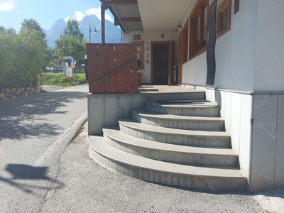Ingresso, dislivello raccordato solo da gradini