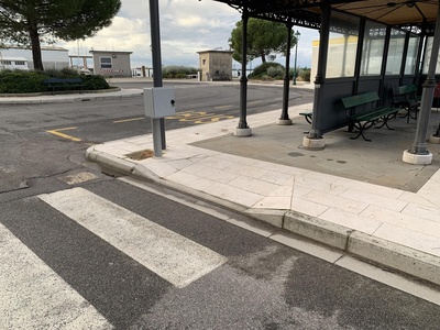 Rampa di collegamento tra il parcheggio ed il marciapiede