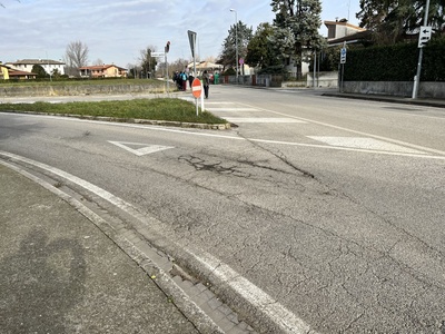 Foto 3 - Via Tomba incrocio privo di attraversamenti pedonali