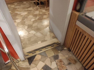 Interno, gradino di collegamento tra bar e saletta