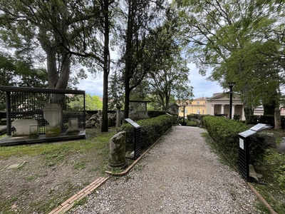 Scendendo dall'Orto Lapidario verso il tempietto dorico (Cenotafio Winckelmann)