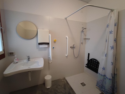 Interno wc accessibile - doccia e lavabo