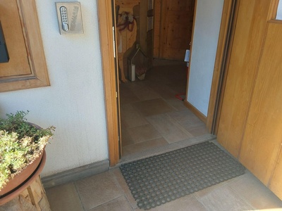 Ingresso, dettaglio della soglia