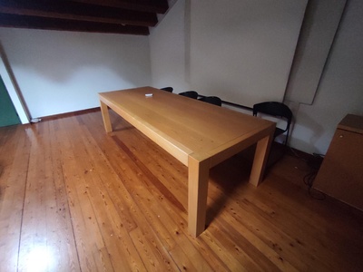 Sala convegni, vista del tavolo per relatori