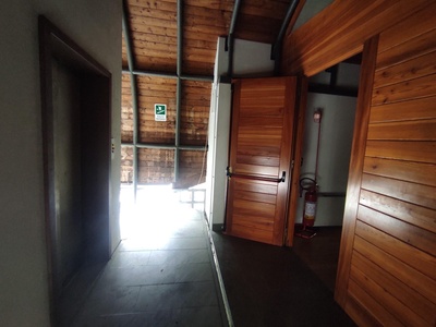 Spazio tra arrivo ascensore e ingresso sala convegni