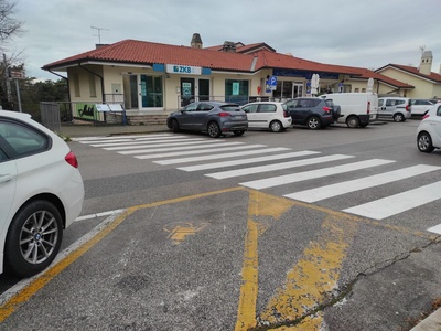 Stallo riservato con vista del percorso verso il Bar