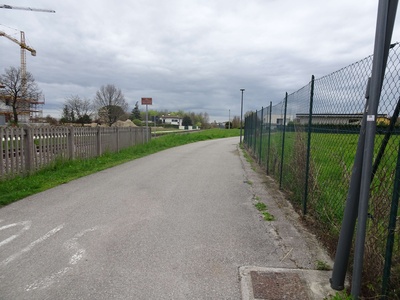 Photo 33 - Cycle-pedestrian path with asphalt surface along the railway 