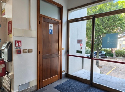 Servizio igienico, ingresso
