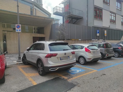 Parcheggio riservato su via Cicogna