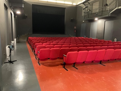 Platea con stalli liberi 