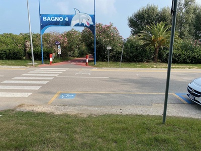 Parcheggio, particolare ingresso bagno 4