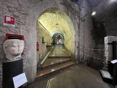 La rampa con scalini che congiunge la Sala B con la Sala A