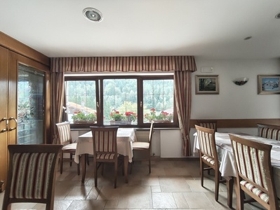 Sala colazione, dettaglio del tavolo e sedute tipo