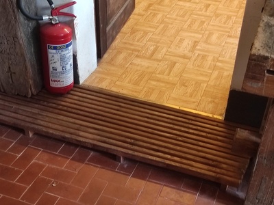 Ingresso, dettaglio della soglia