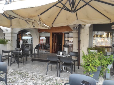 Area esterna, vista verso ingresso del locale