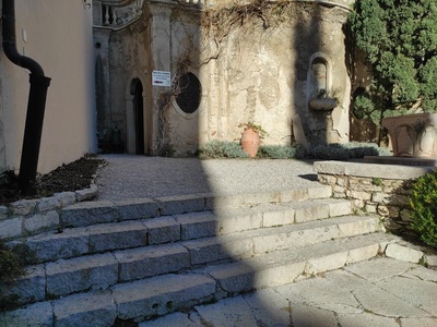 Corte interna, dettaglio della scala di accesso all'ingresso della torre