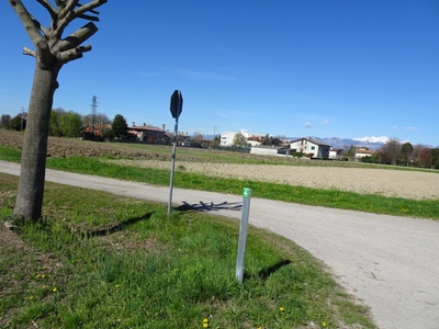 Foto 16 - Al termine di via della Lonca, il segnale indica di proseguire a sinistra