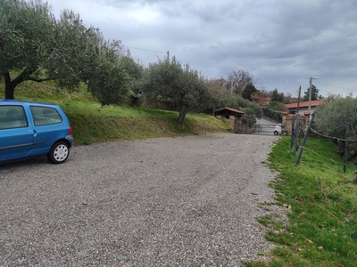 Parcheggio, vista verso il cancello d'entrata