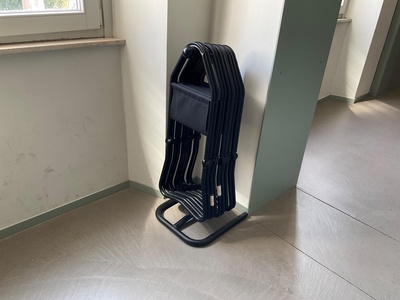 Sedie pieghevoli a disposizione dei visitatori 