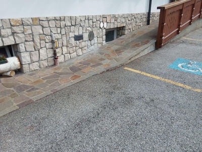 Parcheggio riservato e raccordo con percorso verso l'ingresso