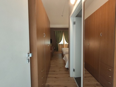 Camera 105, ingresso