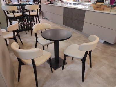 Interno, tavolo tipo