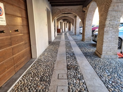 Foto 34 - Pavimentazione con lastre di pietra sotto i portici