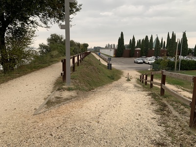 Breve rampa di accesso al percorso dal parcheggio del cimitero