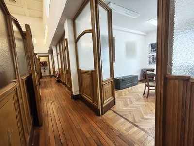 Piano primo, corridoio distribuito tra ambienti uffici