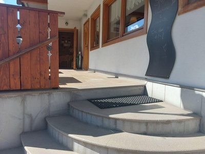 Ingresso bar, raccordo tramite gradini
