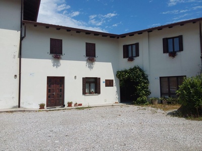 Ingresso secondario e parcheggio privato 