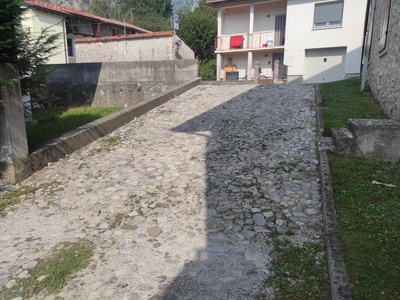 Rampa di collegamento tra parcheggio e piano marciapiede