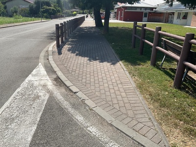 Rampa raccordo tra strada e percorso pedonale