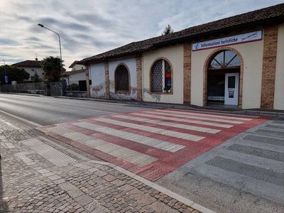 Photo 5 - Pedestrian crossing in front of the tourist office