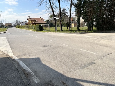 Photo 27 - Via Lavoredo, intersection without marked pedestrian crossings