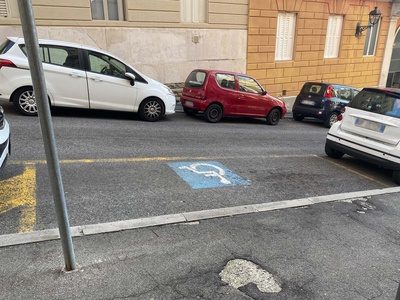 Parcheggio vicino all'uscita sicurezza