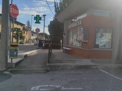 Vista del dislivello per arrivare all'accesso alla farmacia dal piano stradale