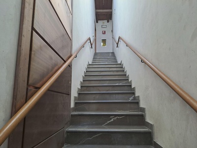 Scala verso servizi igienici