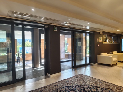 Ingresso, porte automatiche viste dall'interno