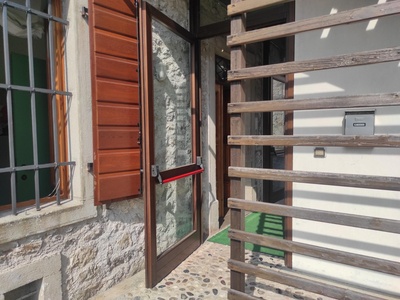 Ingresso secondario, porta esterna