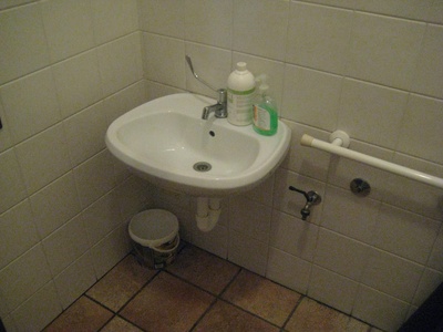 Lavabo del wc accessibile